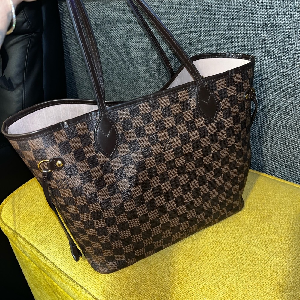 AUTHENTIC LV NEVER FULL